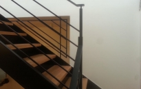 מדרגות אלון עם רקע שחור, גבעתיים