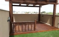 פרגולה מעקה דק בשילוב חלוקי נחל ודשא סינטטי פנטהאוס כפר סבא‎