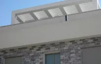  פרגולה גושני גוון לבן בשילוב קורות בטון לבן וילה חולון