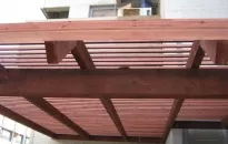  פרגולה תלוייה ללא עמודים בשילוב סרגלי הצללה.נתניה